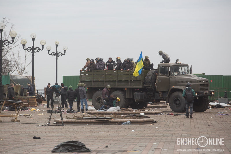 Рядом находится лагерь антимайдана. После побега его активистов остались кучи мусора. Сегодня экологическая сотня майдана приступила к уборке территтории