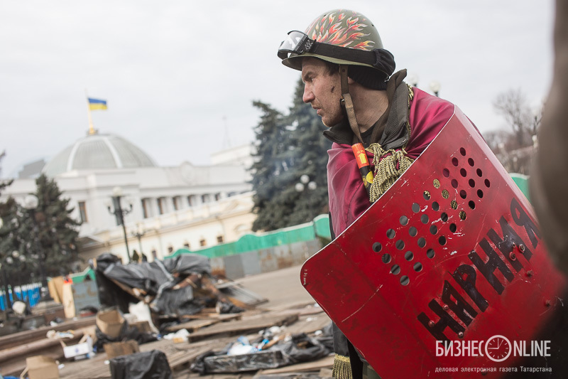 Активист майдана на фоне Верховной Рады