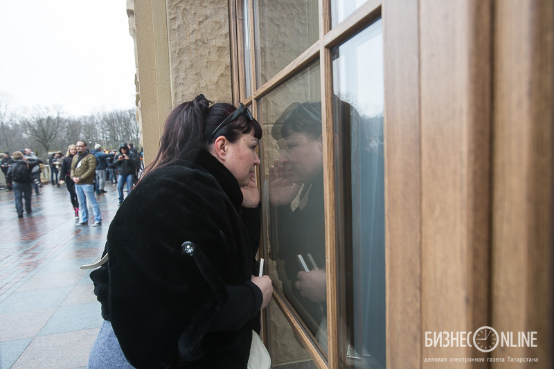 Двери пока закрыты, окна занавешены, сложно понять, как там внутри