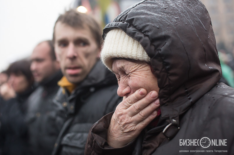 А в это время на майдане продолжали прощаться с жертвами боев, прошедших несколько дней назад. Толпа дружно провожала погибших, скандируя: «Герой». Их зачислили в Небесную сотню