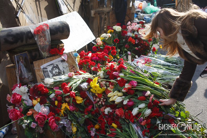 Жители Киева несут на майдан цветы