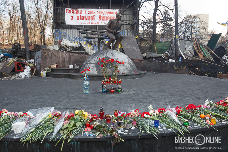 Памятник Лобановскому. Во время столкновений он был заботливо укутан тряпками, чтобы не пострадал. Сейчас его снова открыли взорам проходящих мимо людей
