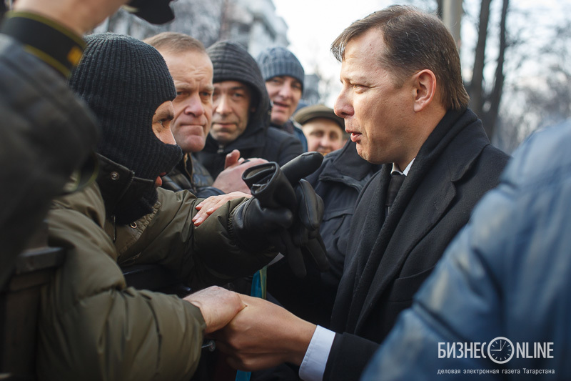 Олег Яшко («Радикальная партия Украины») около Верховной Рады после выступления перед собравшимися людьми (см. видео)