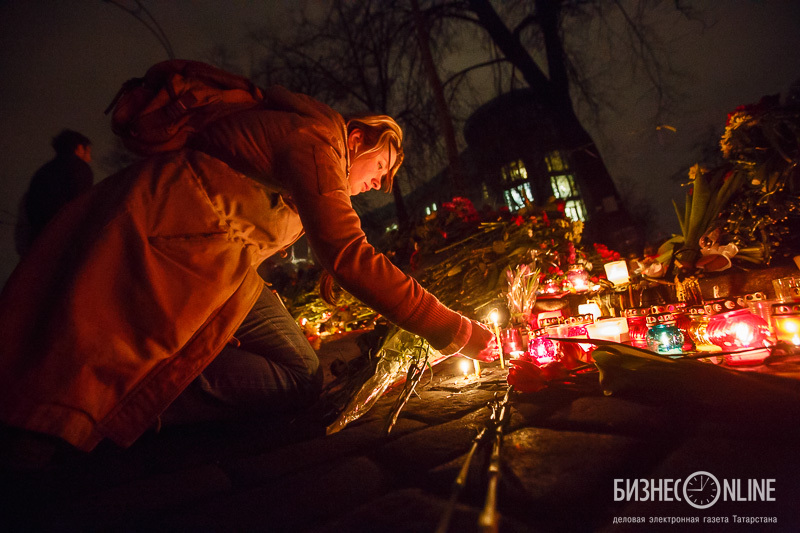 Люди продолжают нести цветы и зажигать свечи в память о погибших. «Не говорите — трупы. Говорите — герои»