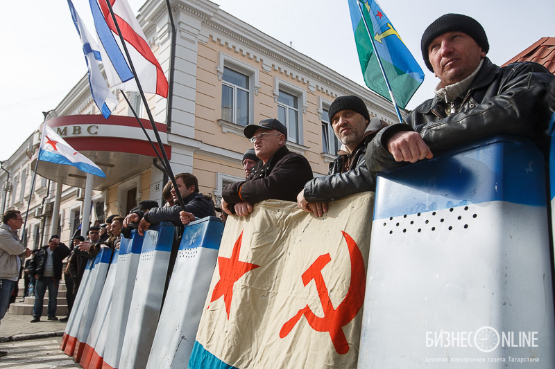 Ходят слухи, что были попытки напасть на главное управление МВД. Силы самооброны, стоящие тут, опровергают эти  слухи. На вопрос, почему же они тут стоят, ответили, что здесь хранится оружие, и во избежание провокаций и дестабилизации обстановки они охран