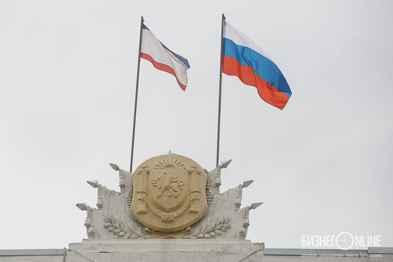 Российский флаг на здании совмина
