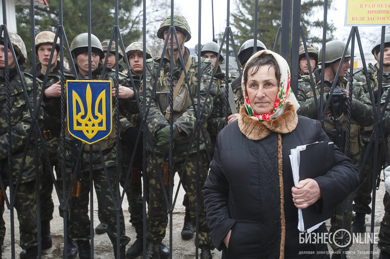 Местные жители. У многих среди украинских военных в этой части находятся друзья, родственники. «Мы рады российским военным и поддерживаем автономию Крыма, но мы не дадим им войти в часть»