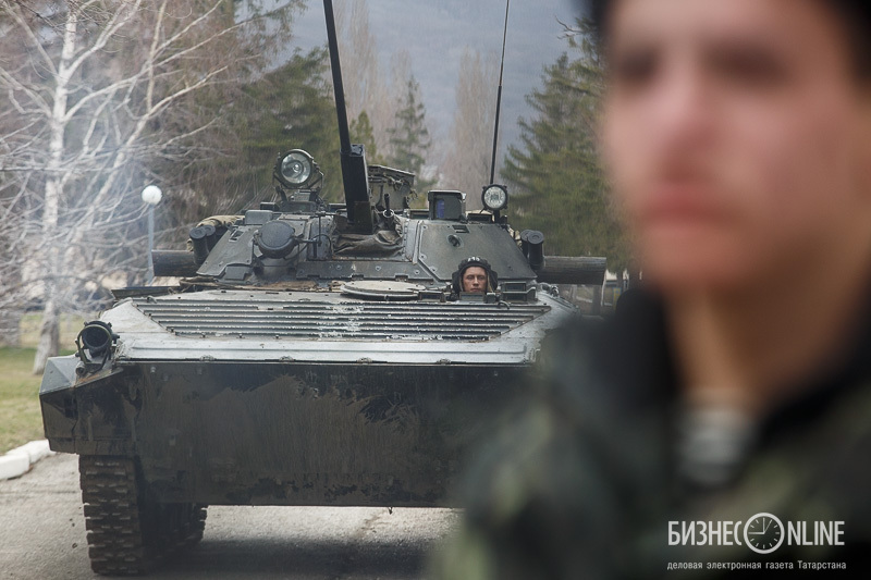Украинские военные отгоняют бронетехнику от ворот