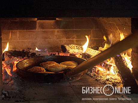 Технология дровяной печи, которая находится в основном зале «Татарской усадьбы», привезена из Испании