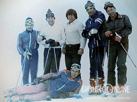 Первые горнолыжники Татарстана на горе Мусса-Ачитара. Зуфар Гаязов, Рустам Еналеев, Николай Кипкеев, Ренат Залютдинов, Борис Елишевич (слева направо) и на снегу примостился Искандер Табеев, Домбай, 1980 г.
