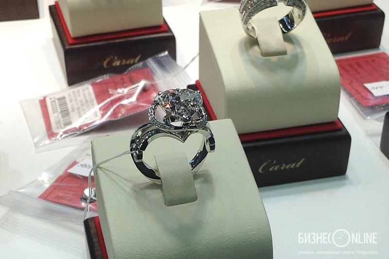 Кольцо с бриллиантом в 4 карата в форме сердца стоимостью 11 млн. рублей