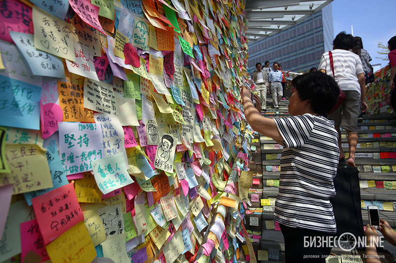 Стена со стикерами в стиле «Гонконгу нужна демократия»