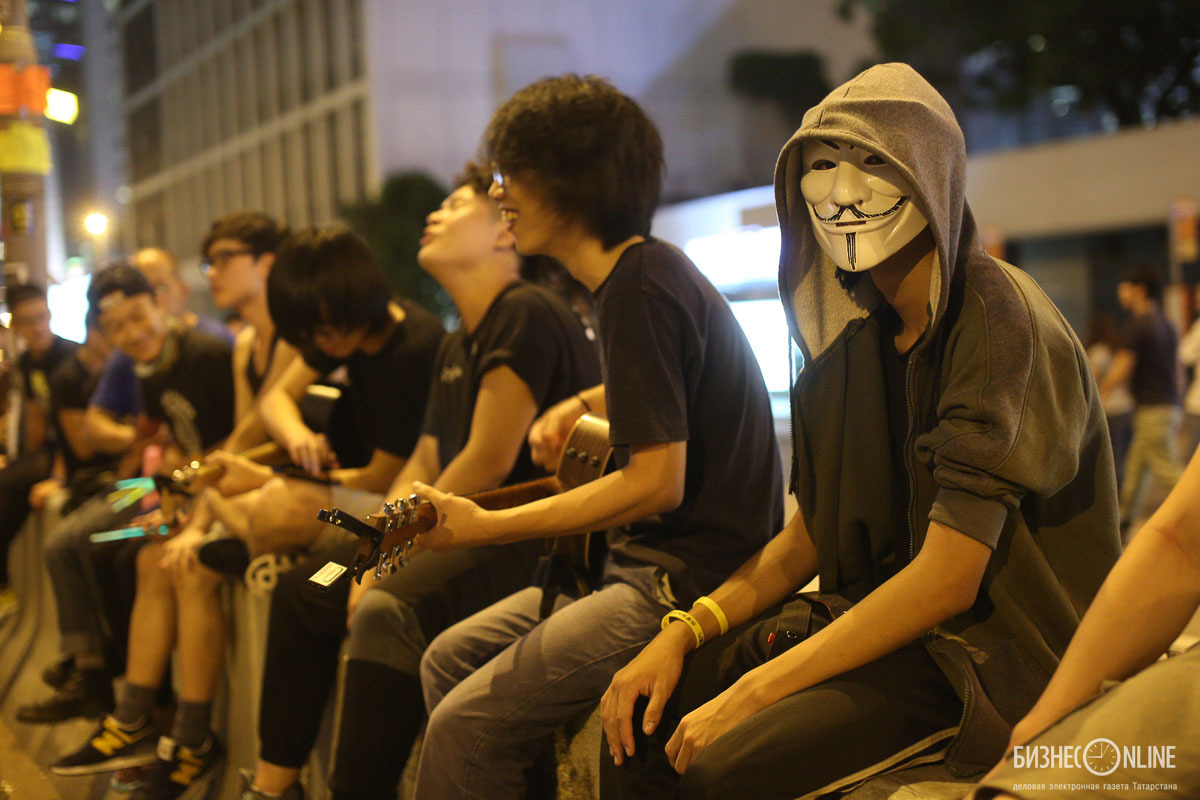 Маска Гая Фокса как символ анонимности. многие студенты предпочитают скрывать свои лица, т.к. за участие в митинге им грозит отчисление из университета