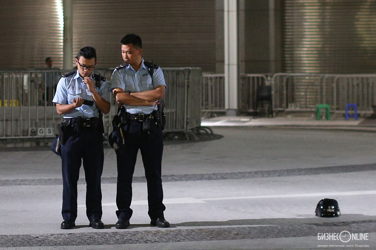 Полиция каждый вечер несет дежурство во дворах административных зданий, вокруг которых и проходят митинги