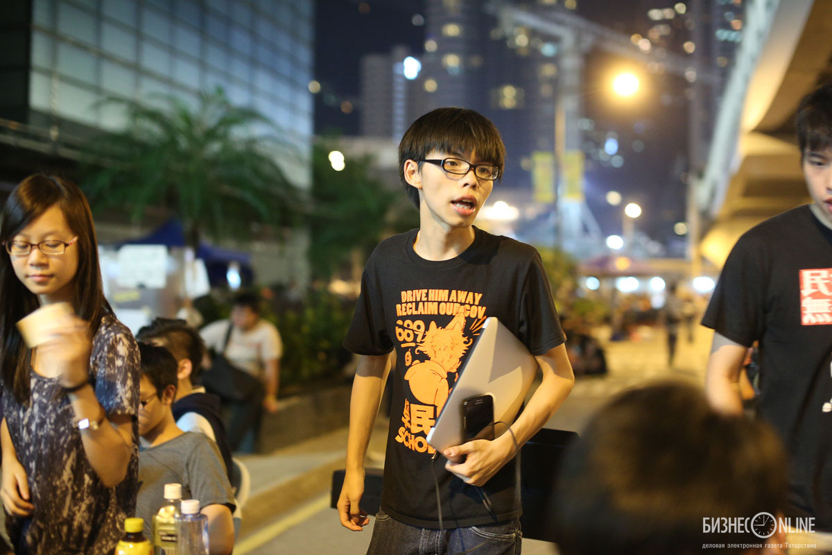 17-летний основатель студенческого движения за демократию Джошуа Вонг. Многие западные издания называют его гением политики, а коммунистическая партия КНР занесла его в список опасных для государства и партии персон, называя первокурсника экстремистом