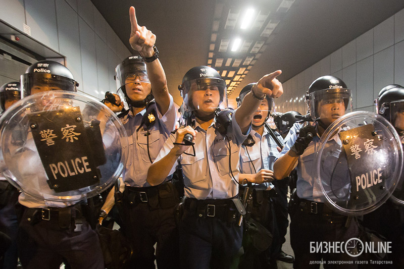Силы полиции отступили в тоннель, где были заблокированы митингующими с обоих выходов. Обстановка накалилась, полиция сделала несколько предупреждений о применении силы