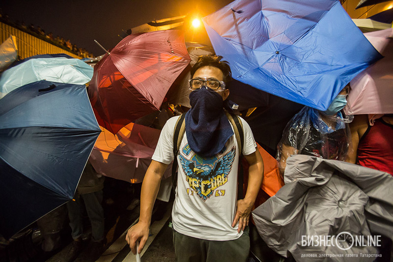 Демонстранты использовали для защиты от возможного применения слезоточивого газа зонты, ставшие уже символом революции