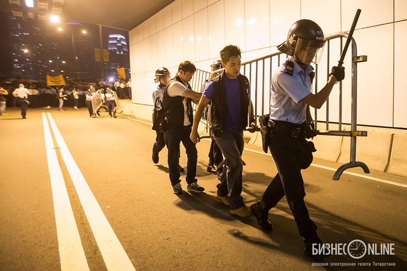 Несколько групп полицейских перемещаются в другой конец тоннеля