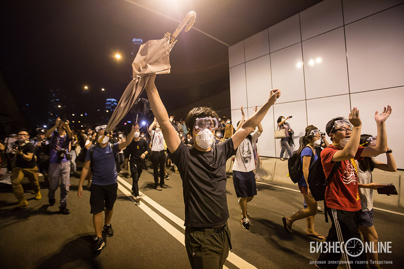 Демонстранты ликуют и кричат We win, имея в виду отступление полиции. Количество митингующих превосходило силы полиции в несколько раз