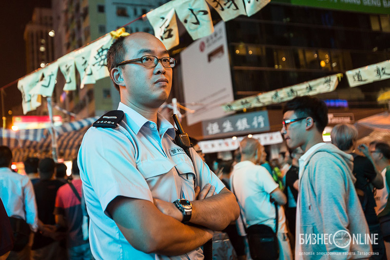 Сотрудник полиции в районе Монгкок следит за порядком