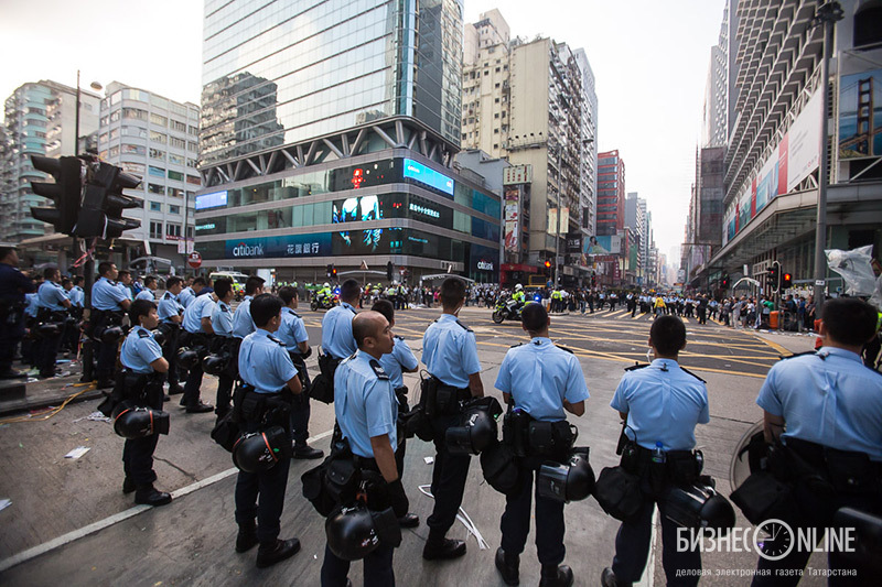 В 5 утра полиция очистила район Монгкок от баррикад, пока демонстранты спали