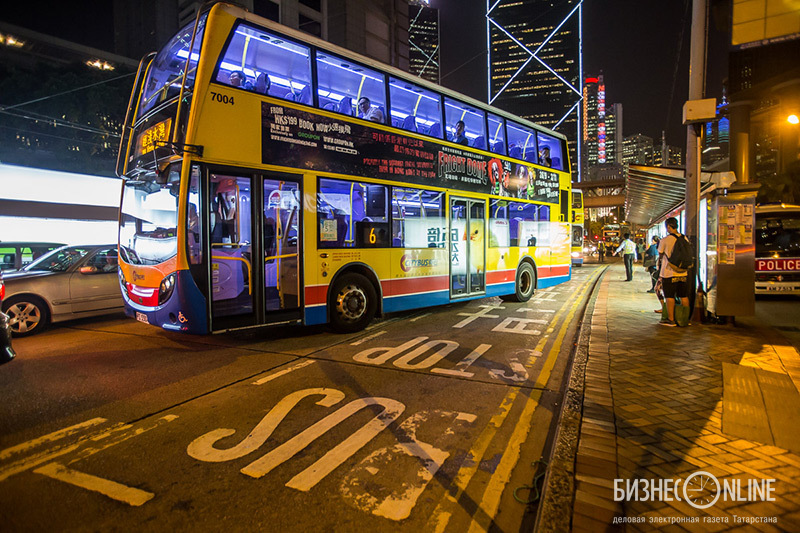 Почти весь общественный транспорт – как автобусы, так и трамваи – двухэтажный