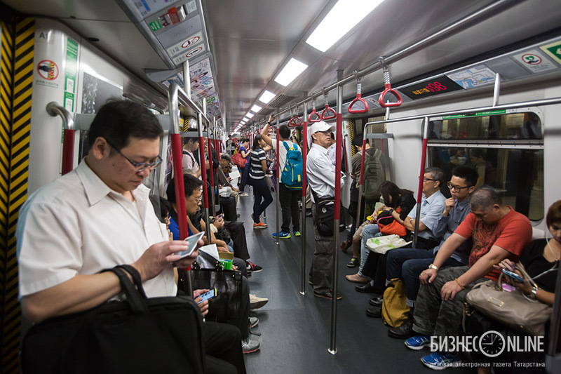 Гонконгское метро. Цены на проезд не фиксированные и зависят от дальности поездки, в специальных терминалах необходимо выбрать станцию назначения и оплатить поездку, однако гораздо удобнее проездные карты Octopus, которые используются на входе и выходе, в