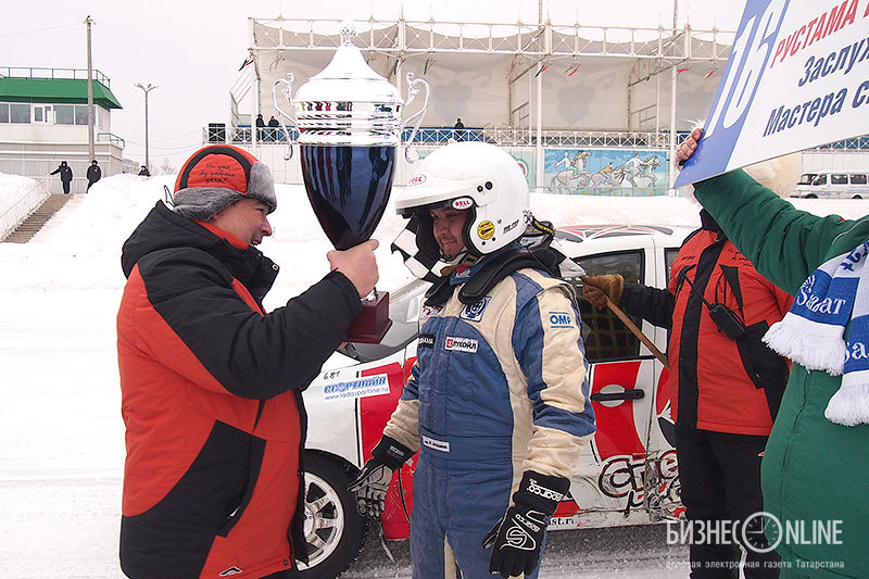 Салават вручает кубок победителю заезда в честь президента РТ Роману Агошкову