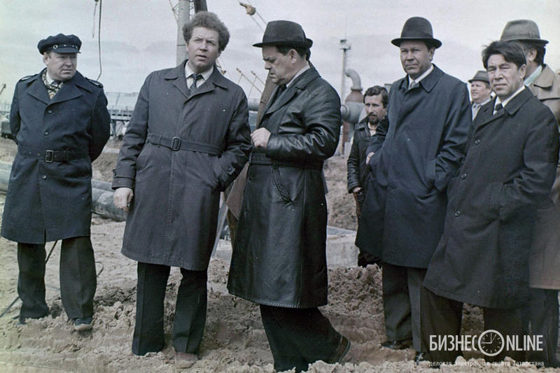 Сабиров М.Г. (1-й слева) и первый секретарь Татарского обкома КПСС Усманов Г.И. (4-й слева) на строительстве компрессорной станции в Помарах, МАССР, 1980 г.