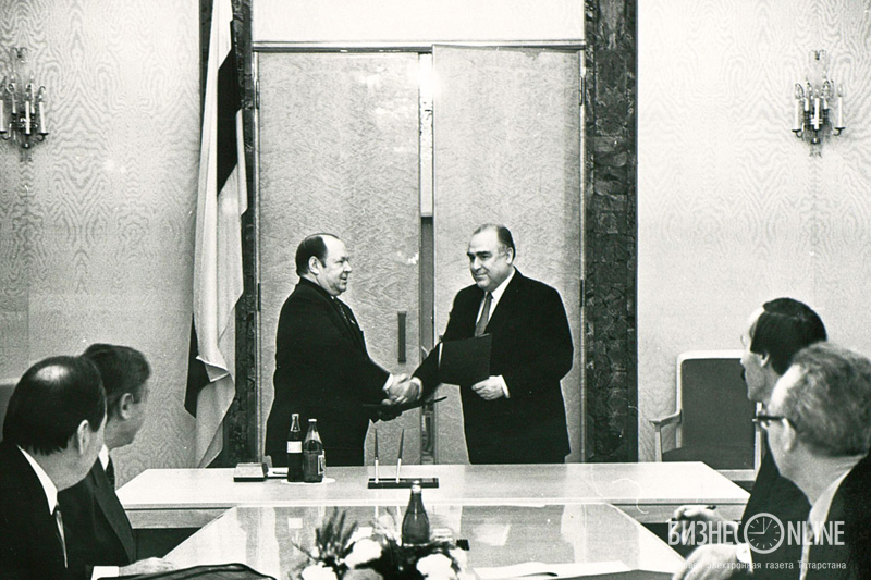 Премьер-министр РТ Сабиров М.Г. и Премьер-министр РФ Черномырдин В.С. во время подпи-сания соглашений, г.Казань, 1993 г.
