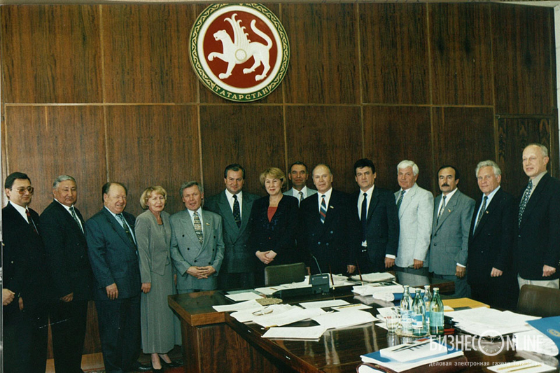 Сабиров М.Г. (3-й слева) среди членов Прези-диума Госсовета РТ, 1995 г.
