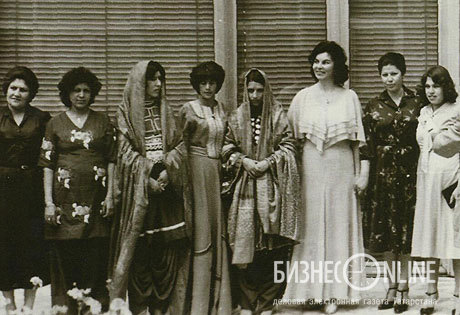Дина Табеева (третья справа) с афганскими женщинами