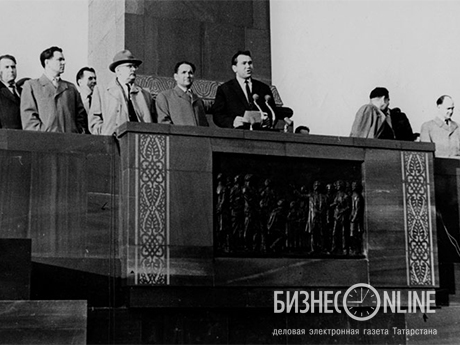 Фикрят Табеев на митинге трудящихся в честь выполнения обязательств хлебозаготовок по ТАССР на площади Свободы, Казань, 1962