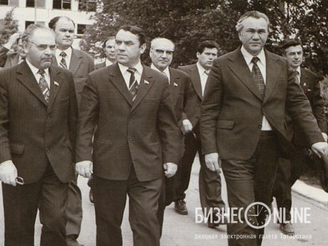 Секретарь ЦК КПСС Я.П.Рябов (в центре) на Нижней Каме. Слева от него - Н.В.Лемаев, справа - Ф.А.Табеев