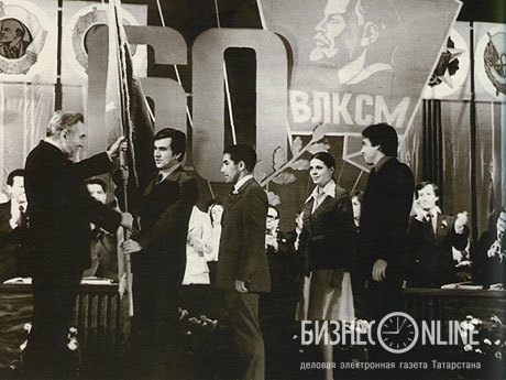 Ф.А.Табеев вручает знамя первому секретарю Татарского обкома ВЛКСМ Шамилю Агееву. 1978 г.