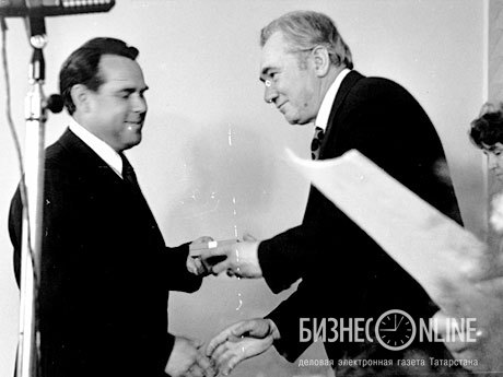 Фикрят Табеев, первый секретарь Татарского обкома КПСС, вручает Раифу Юсупову орден «Знак почета» (12 мая 1977 года)