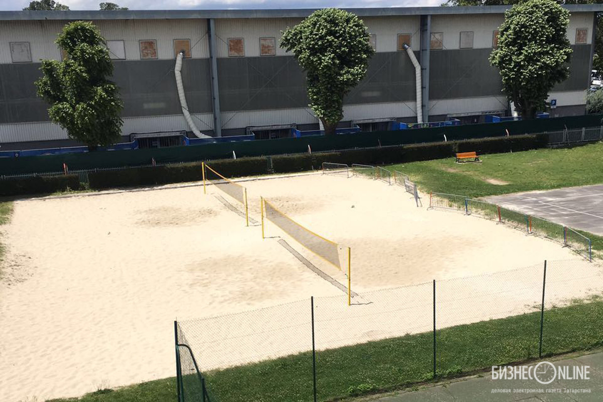 Зона пляжного волейбола у стадиона в Тулузе