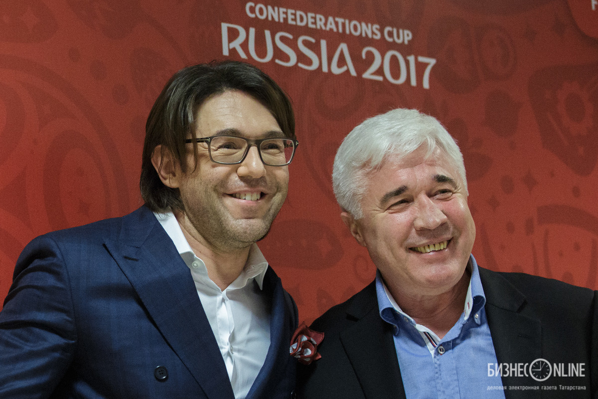 Ведущий Андрей Малахов (слева) и футбольный обозреватель Евгений Ловчев
