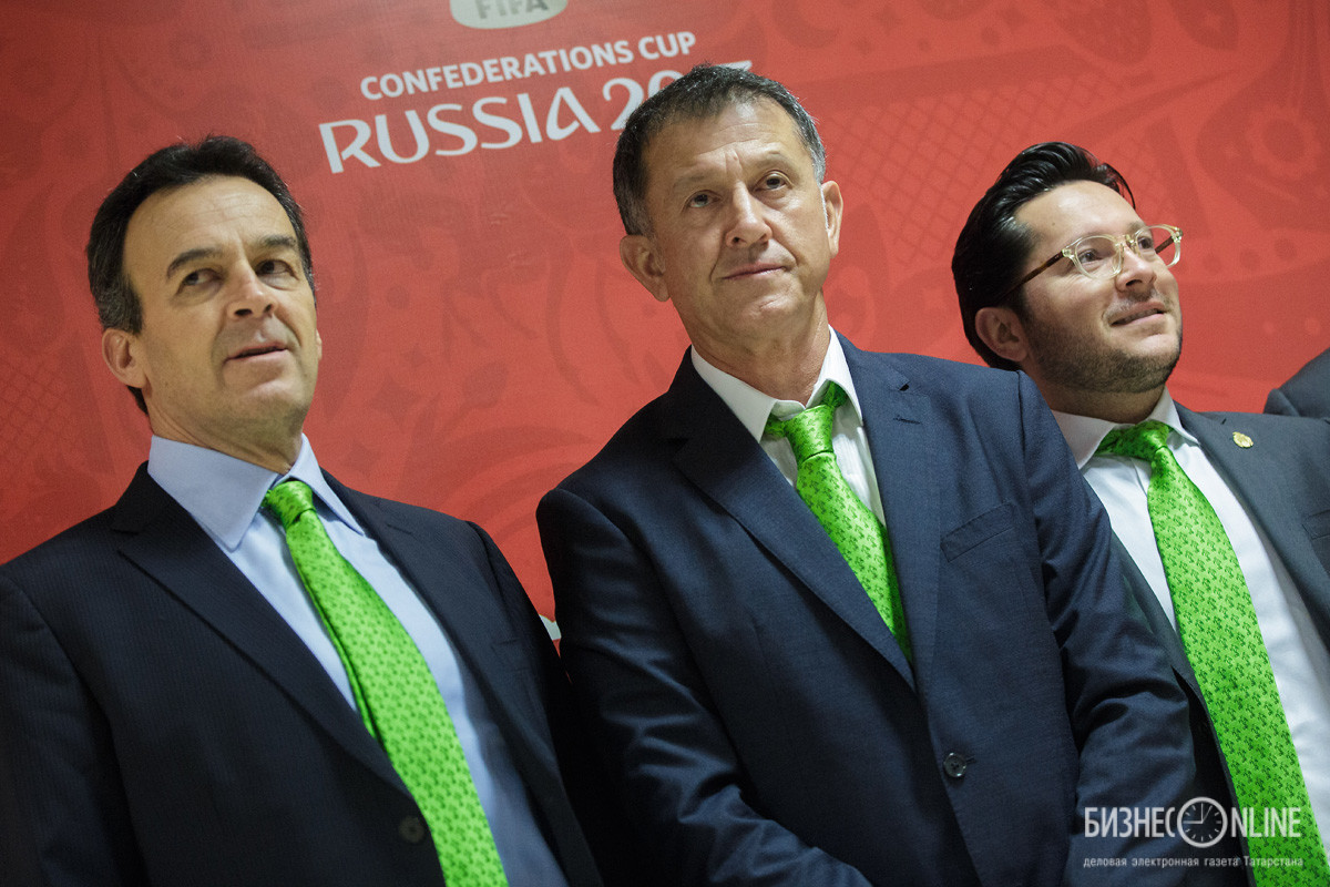 Главный тренер сборной Мексики по футболу Хуан Карлос Осорио (в центре)