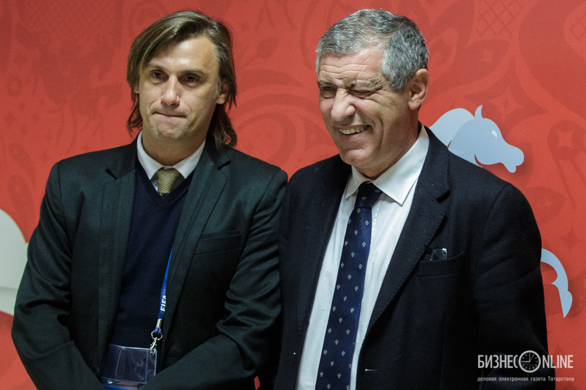 Главный тренер сборной Португалии по футболу Фернанду Сантуш (справа)