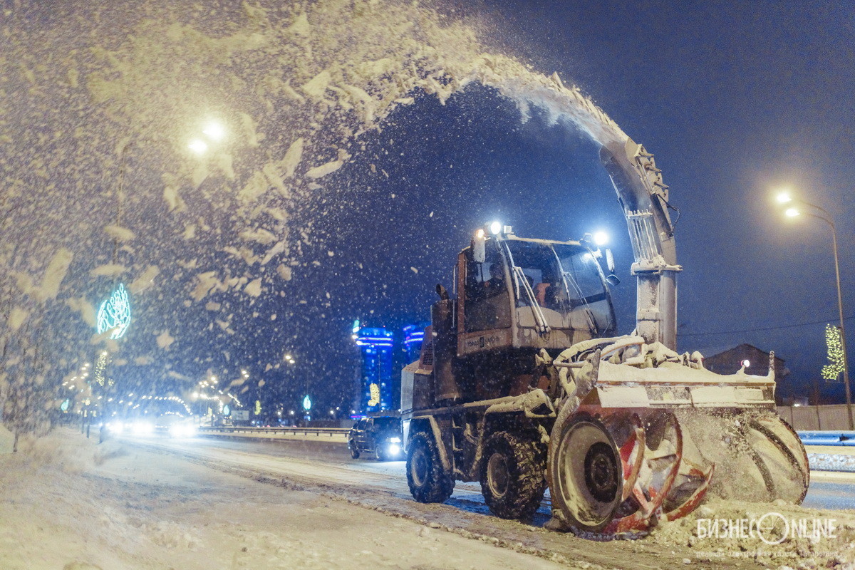 Январь. Уборка снега после сильного снегопада / Сергей Елагин