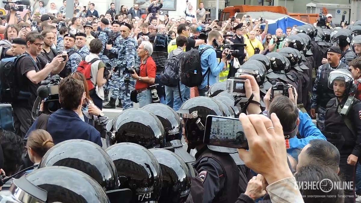 Что творится в москве сегодня новости. Протестные акции в Москве. Давка люди Россия. Роботы против протестующих.