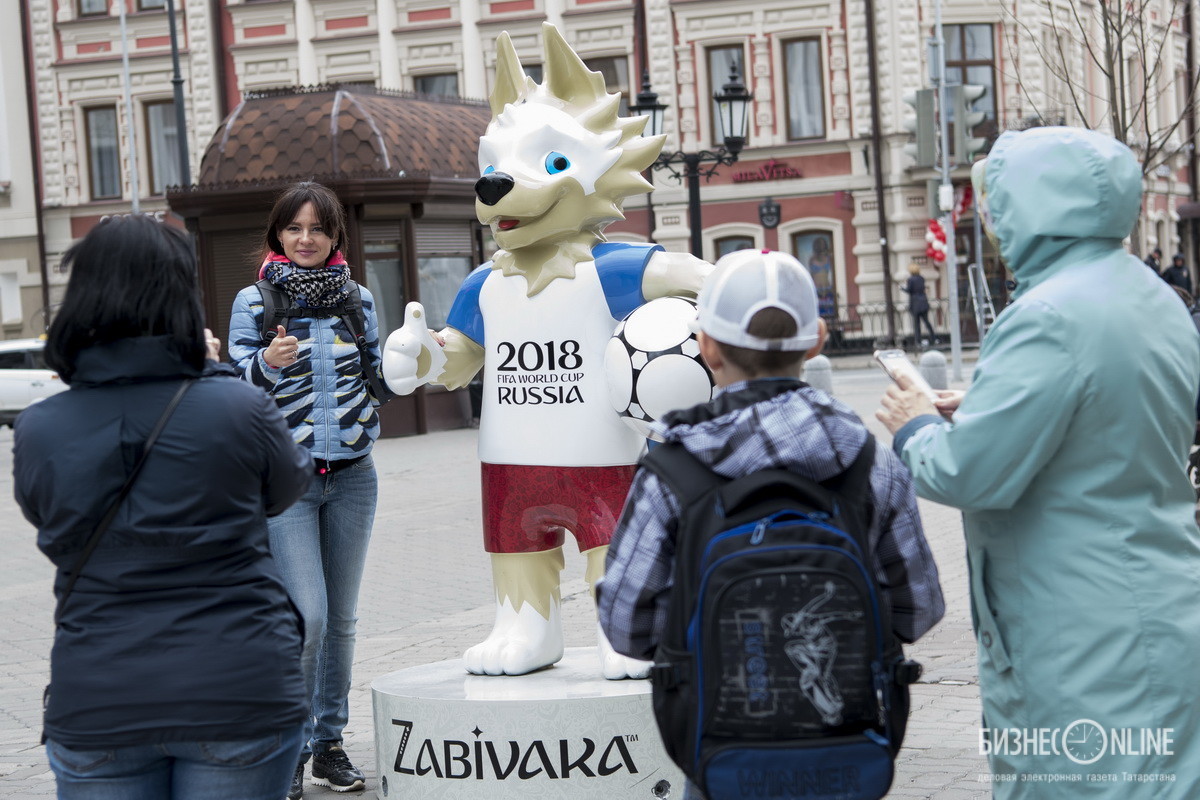 На улице Баумана напротив часов появилась скульптура официального символа ЧМ по футболу 2018 — волк Забивака. Все казанцы и туристы не упускают щшанса с ним сфотографироваться