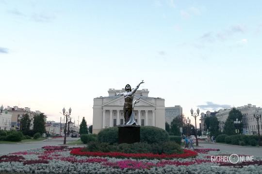 За памятником Ленину