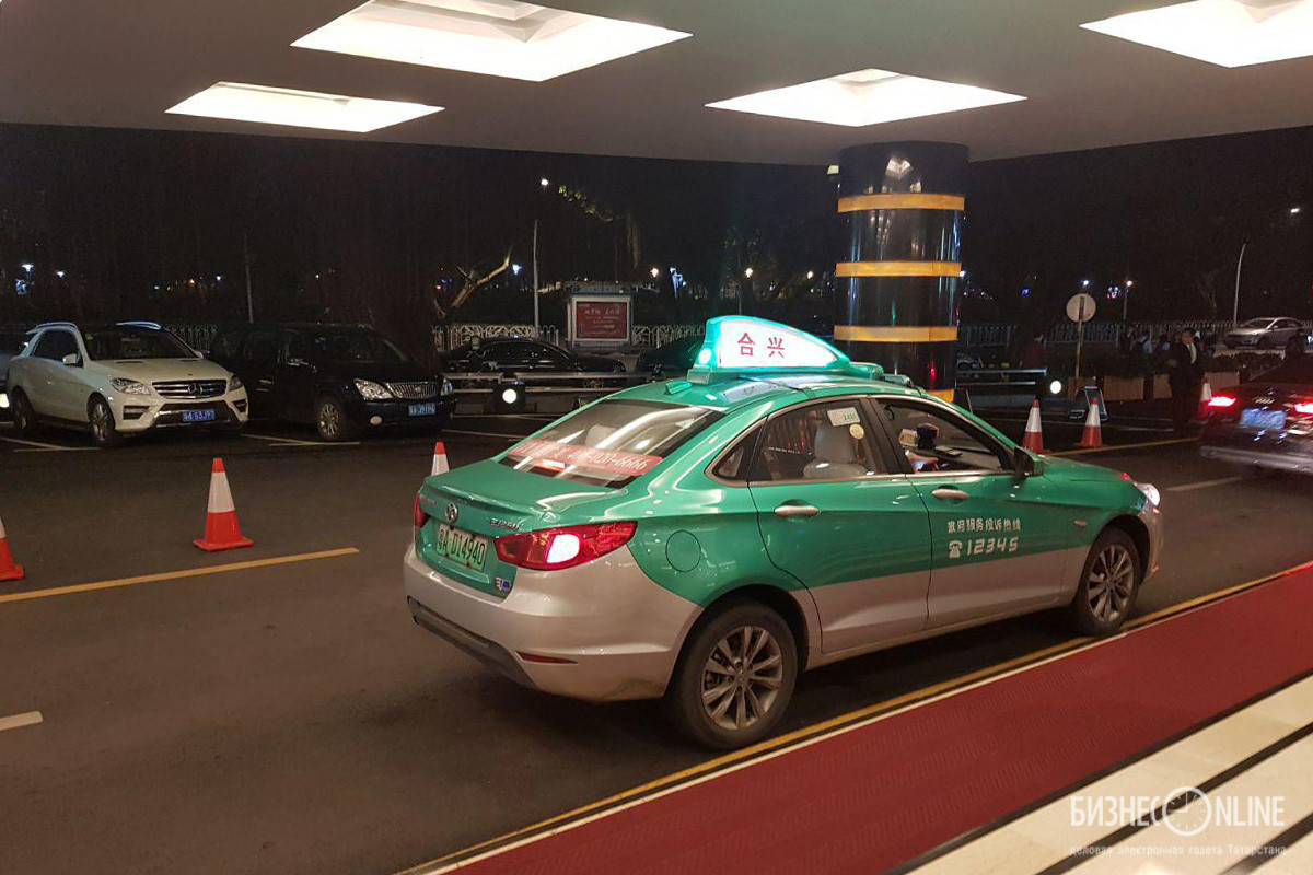 Такси в Гуанчжоу — у всех электромобилей зеленые номера