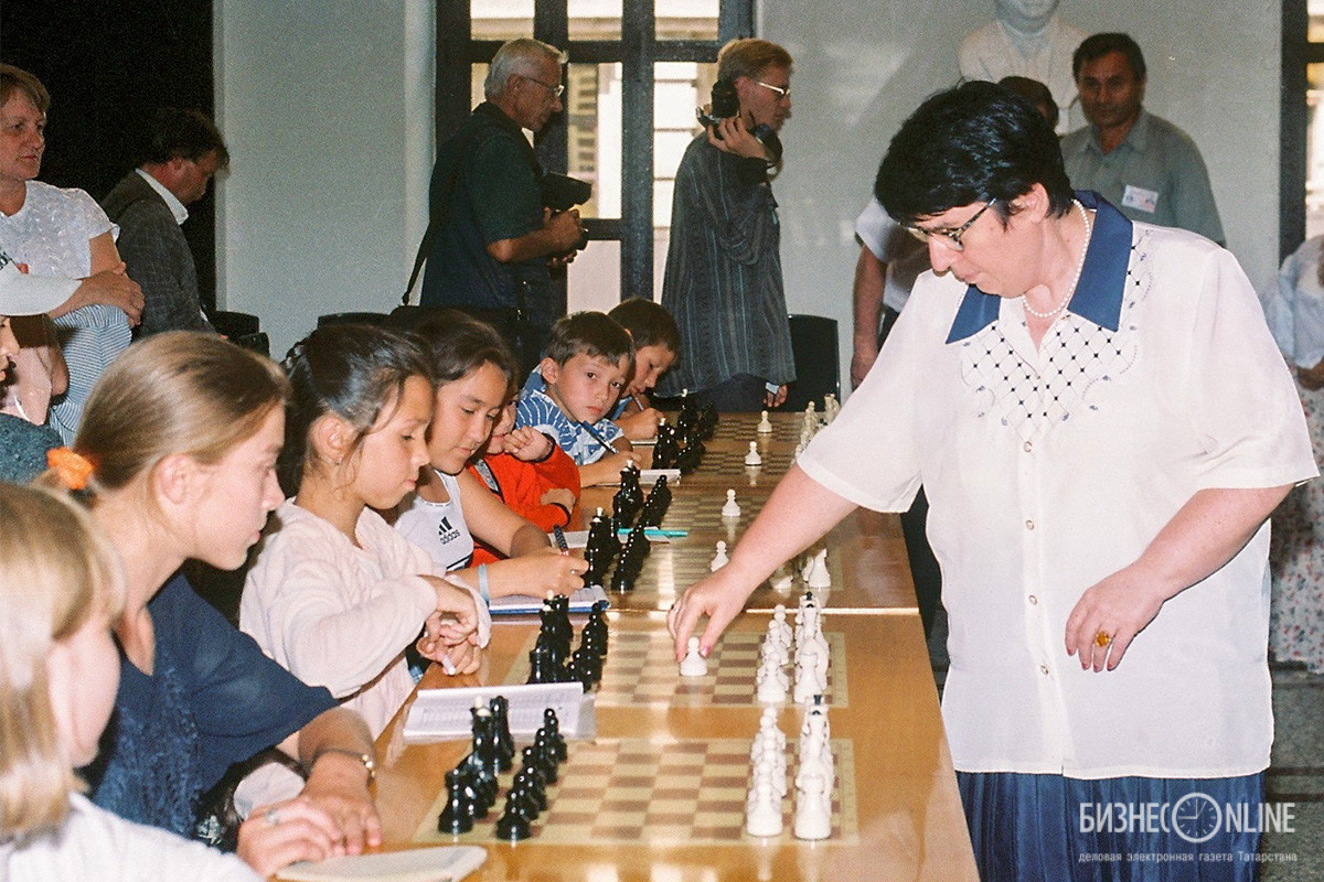 Гроссмейстер Нона Гаприндашвили (справа) во время матча за звание чемпионки мира по шахматам (1999 год)