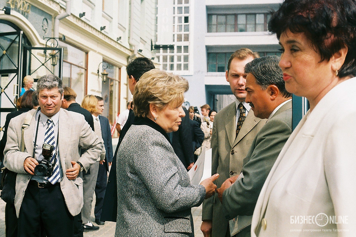 Наина Ельцина (в центре) и мэр г.Казани Камиль Исхаков (справа) во время открытия памятника Федору Шаляпину на ул.Баумана (1999 год)