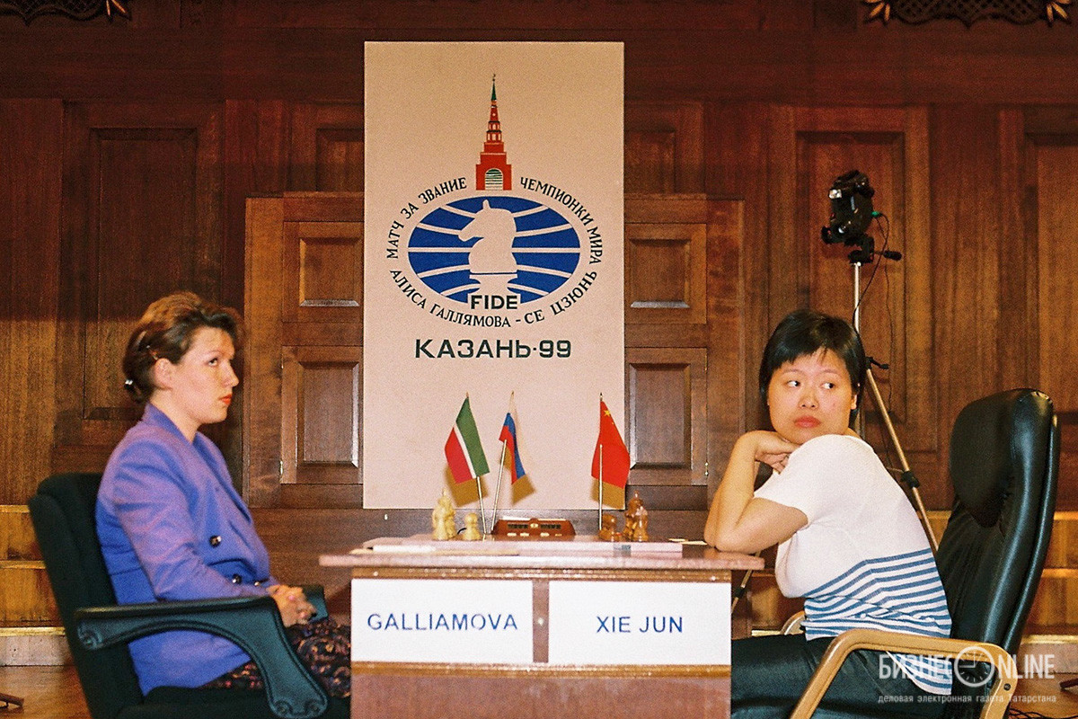 Госсмейстеры Алиса Галлямова (слева) и Се Цзюнь во время матча за звание чемпионки мира по шахматам (1999 год)