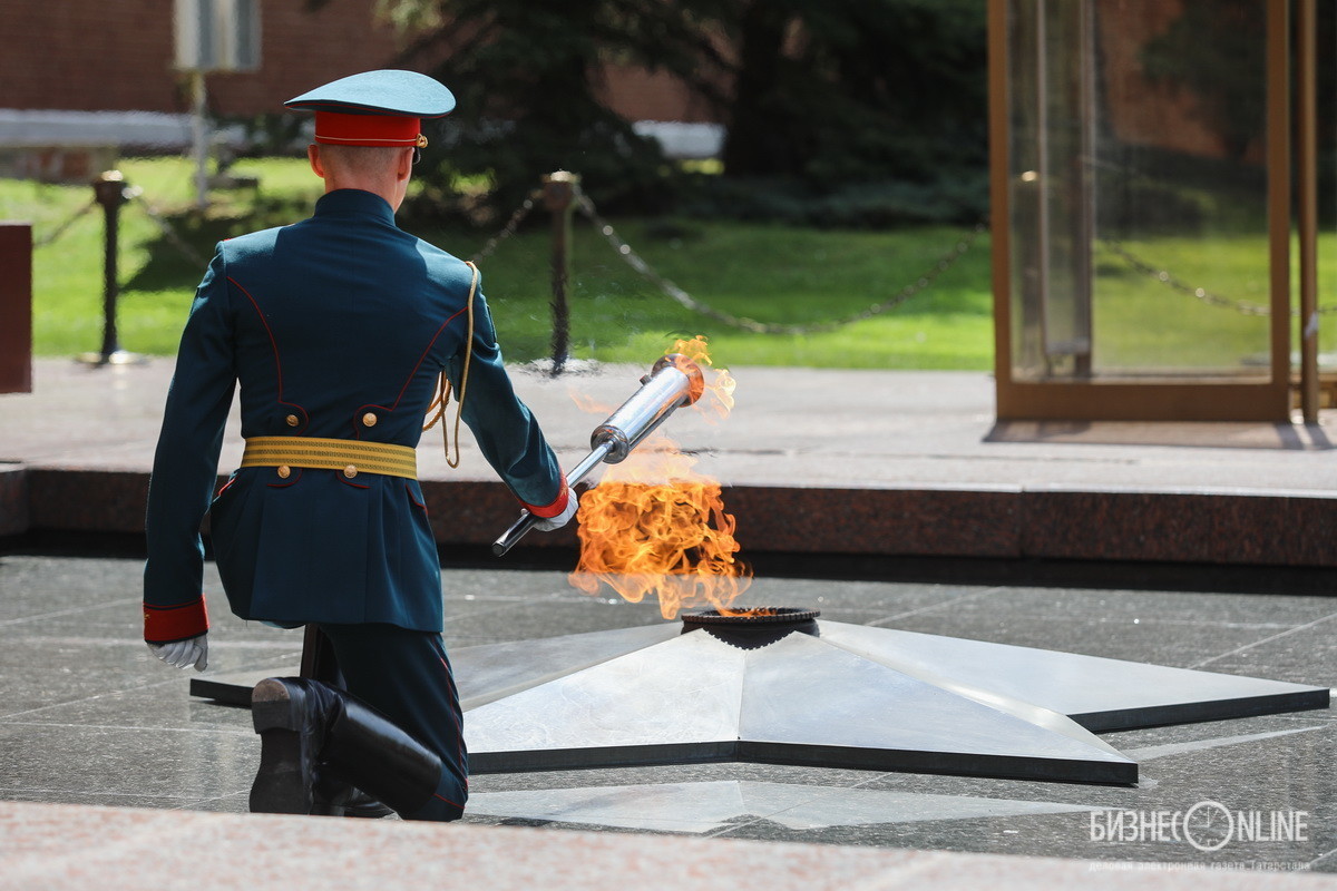 Где 8 мая. Зажжение вечного огня 1967. Солдаты возле вечного огня. Солдат у вечного огня. Могила неизвестного солдата Казань.