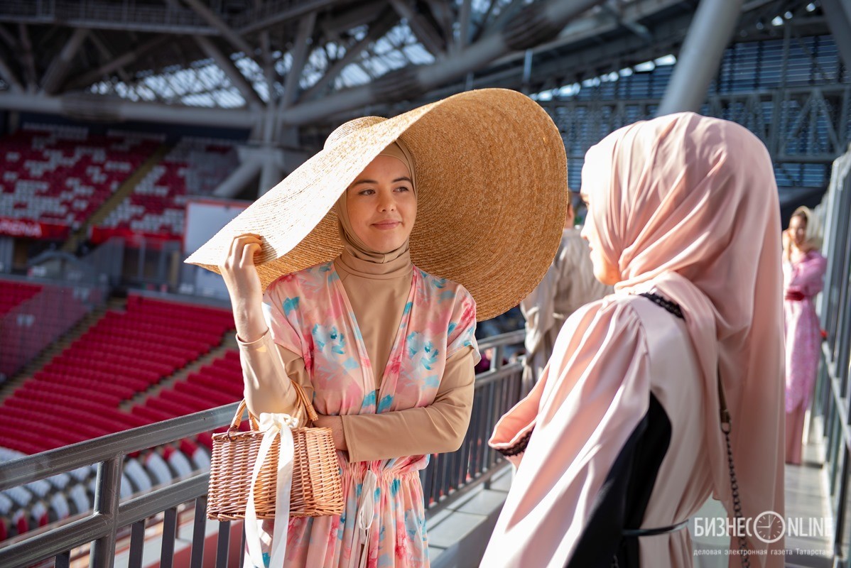 Фэшн ифтар казань. Fashion Iftar. Фото женщины на ифтаре. Fashion ифтар для женщин в Казани.